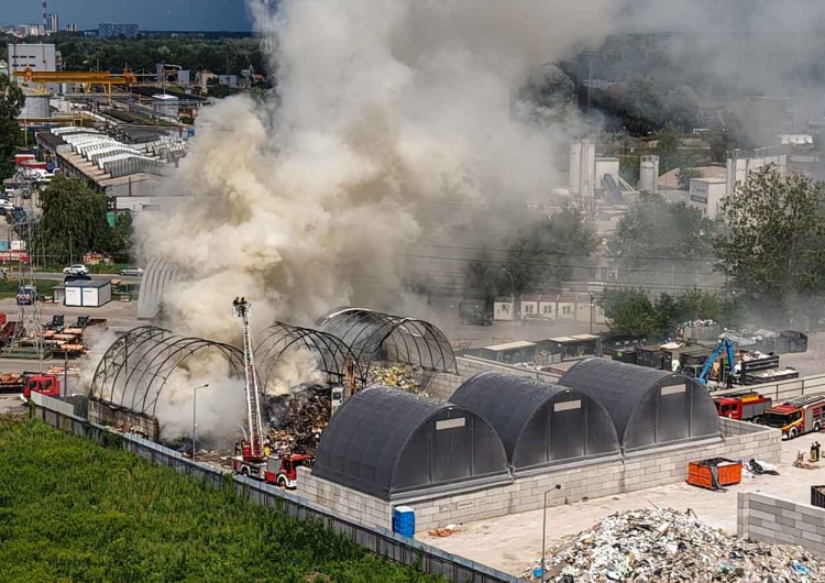 Pożar w sortowni śmieci przy ulicy Zawodzie Duży pożar w Warszawie. Trwa akcja straży pożarnej