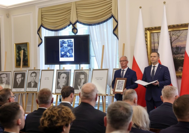 Krzysztof Szwagrzyk, Karol Nawrocki Kolejne ofiary totalitaryzmów z bezimiennych grobów zidentyfikowane. Karol Nawrocki wręczył rodzinom noty 