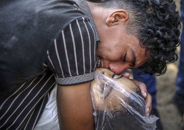 Gaza po izraelskim nalocie. Rozpacz chłopca nad ciałem młodszego brata. Wątpią nawet izraelskie media. Raporty ws. ataku na parafię w Gazie i pożaru w Taybeh budzą obiekcje