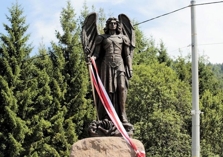 Rzeźba Michała Archanioła Św. Michał Archanioł nad Bieszczadami
