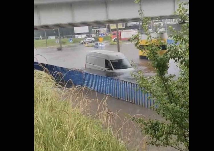 Zatopione samochody na drogach. Do akcji przystępuje wojsko