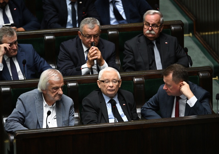 prezes PiS Jarosław Kaczyński (w środku) Najnowszy sondaż: PiS na czele, spadek KO, potężny wzrost Konfederacji