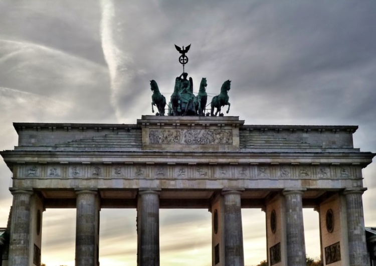 Brama Brandenburska. Berlin Niemcy i Francja dopinają deal ws. energii jądrowej i umowy z Mercosur