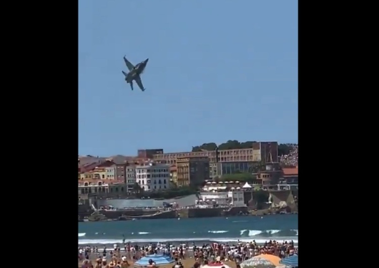 plaża Gijon Myśliwiec podczas pokazów spadał na plażę. Ludzie zamarli z przerażenia.