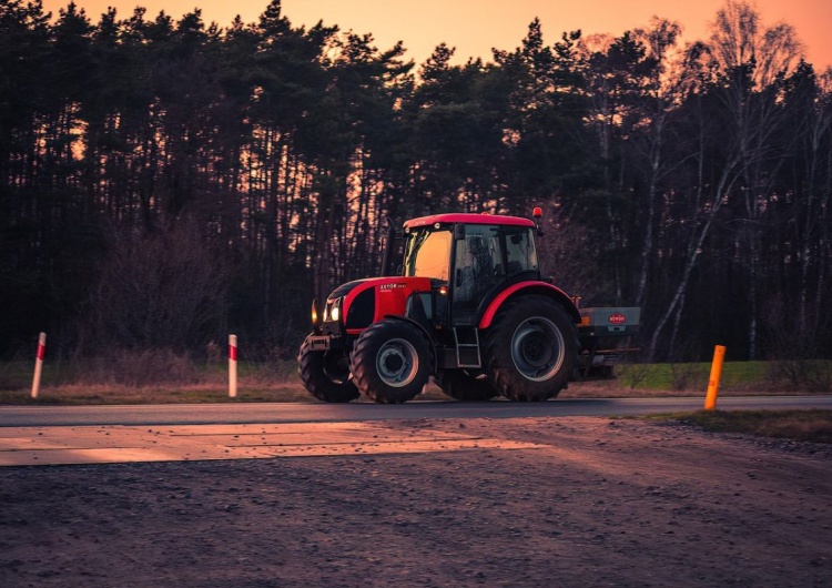 traktor Przenieśli się z miasta i pozwali rolnika za zapach z chlewni. Sprawa może być precedensem