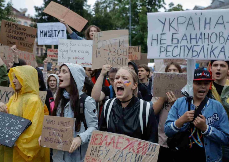 Demonstracje w Kijowie Przez tę decyzję ludzie byli wściekli na Zełenskiego. Parlament zmienił wszystko