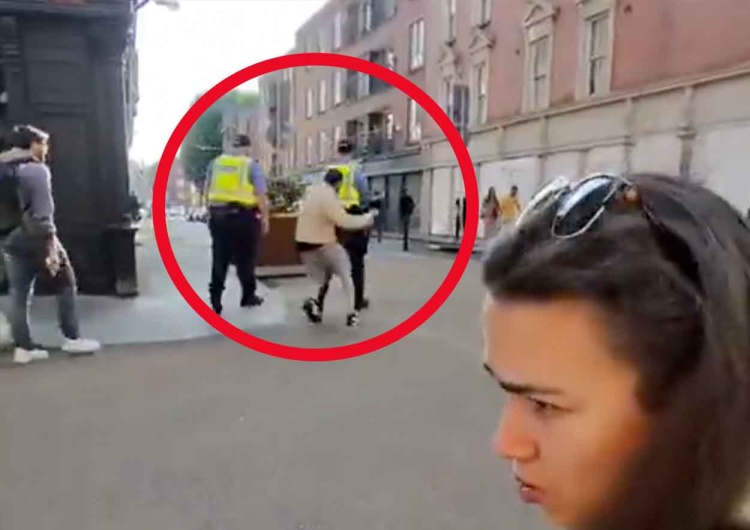 Abdullah Khan zaatakował nożem na policjanta w centrum Dublina Atak nożownika w centrum Dublina. Ujawniono nagranie