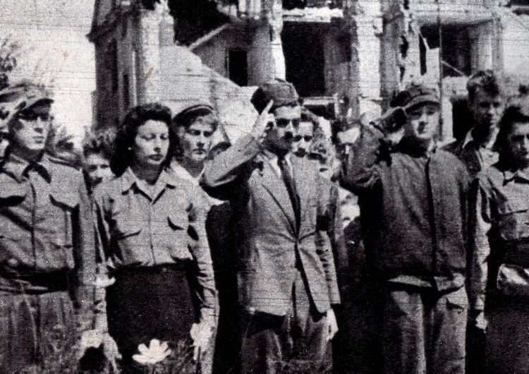 Powstańcy warszawscy, zdjęcie poglądowe 81 lat temu wybuchło Powstanie Warszawskie. Cześć i chwała Bohaterom!