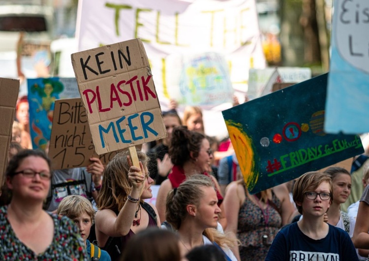 Niemcy demonstracja Niemieckie media: Niemcy łamią wielką obietnicę złożoną światu