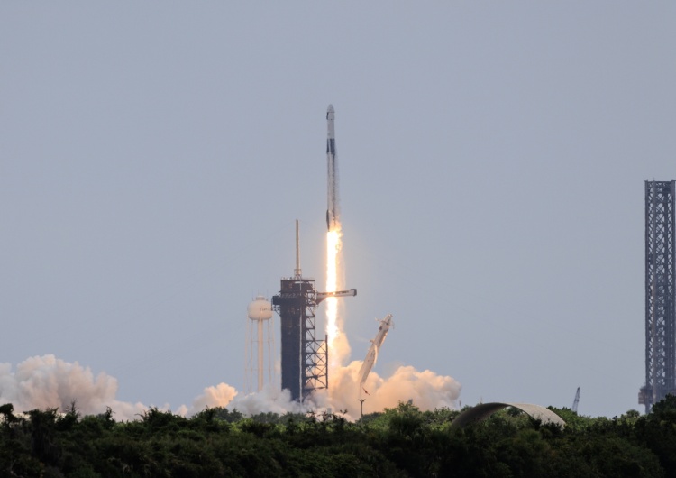 Statek kosmiczny SpaceX Dragon na rakiecie Falcon 9, niosący misję NASA Crew 11 NASA: Czteroosobowa „Załoga 11” dotarła na stację ISS