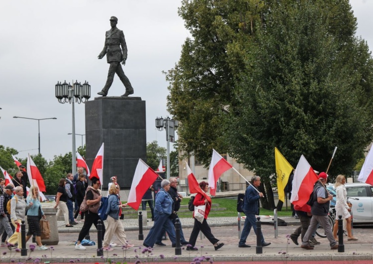 Warszawa Setki tysięcy Polaków jadą do Warszawy. Historyczny dzień zaprzysiężenia Karola Nawrockiego