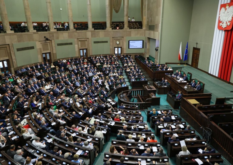 Sala sejmowa PiS na prowadzeniu, koalicja traci większość. Najnowszy sondaż parlamentarny