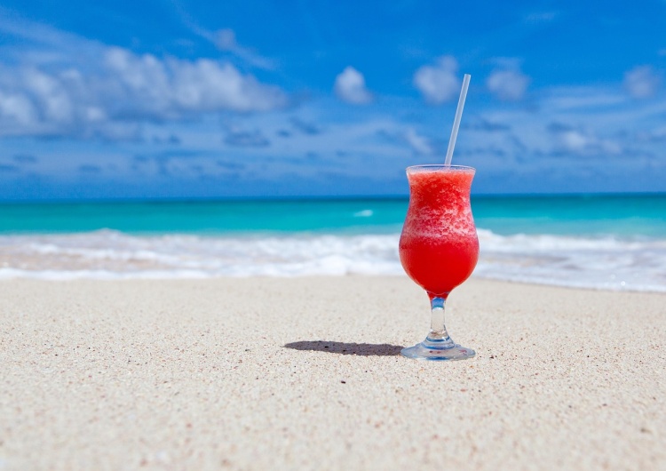 Drink na plaży Europejskie kurorty mówią „dość”. Wysokie mandaty dla turystów