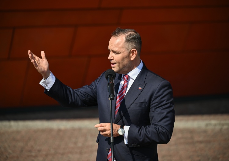 Prezydent Karol Nawrocki podczas wypowiedzi dla mediów przed Muzeum II Wojny Światowej w Gdańsku Prezydent Nawrocki w Muzeum II Wojny Światowej: „Dzień poświęcony bohaterom”