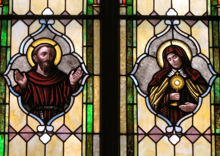 witraż z wizerunkiem św. Franciszka i św. Klary Kościół wspomina dziś świętą Klarę z Asyżu