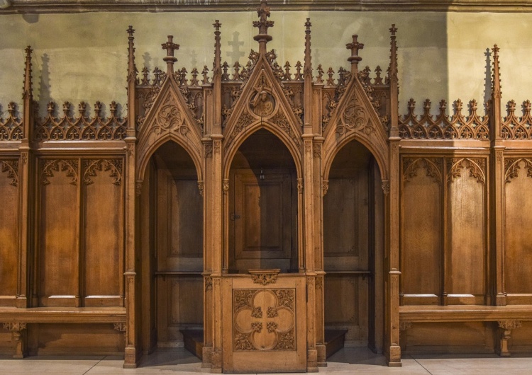 konfesjonał, zdjęcie poglądowe [wywiad]  Regent Penitencjarii Apostolskiej: Nie wolno podeptać człowieka przy konfesjonale
