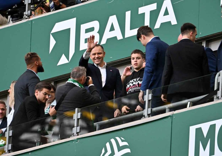 Prezydent Karol Nawrocki na stadionie Lechii Gdańsk Prezydent pojawił się na meczu Lechii Gdańsk. Tak przywitali go kibice