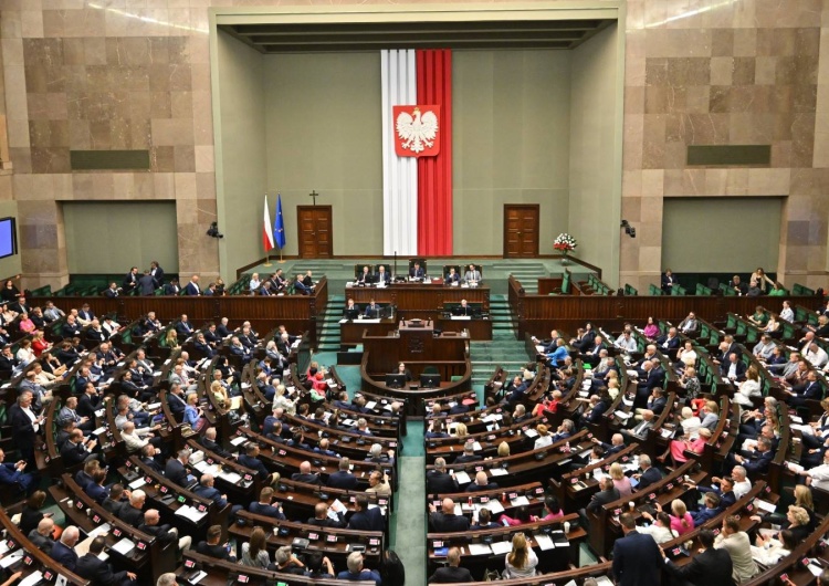 Obrady Sejmu RP Marszałek Sejmu wygasił mandaty czterech posłów PiS. Kto na ich miejsce?