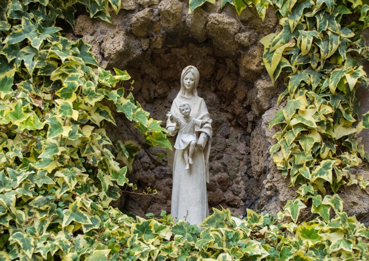 Maryja z Dzieciątkiem Mariamabad w Pakistanie - miejsce, gdzie chrześcijanie i muzułmanie powierzają się Maryi
