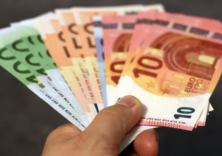 Euro. Ilustracja poglądowa Samuel Pereira broni KPO