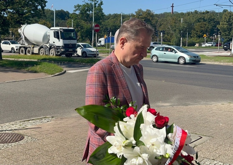 Piotr Duda składa kwiaty przed tablicą Anny Walentynowicz w Gdańsku Piotr Duda: Sierpniowy strajk rozpoczął się w obronie konkretnego człowieka – Anny Walentynowicz
