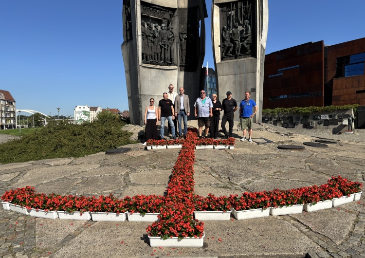  Krzyż z kwiatów na gdańskim placu Solidarności. Fundacja Promocji Solidarności: ''Chcemy kontynuować to dzieło''