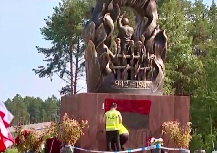 pomnik w Domostawie Banderowskie symbole na pomniku Ofiar Rzezi Wołyńskiej. Zatrzymano 17-letniego Ukraińca
