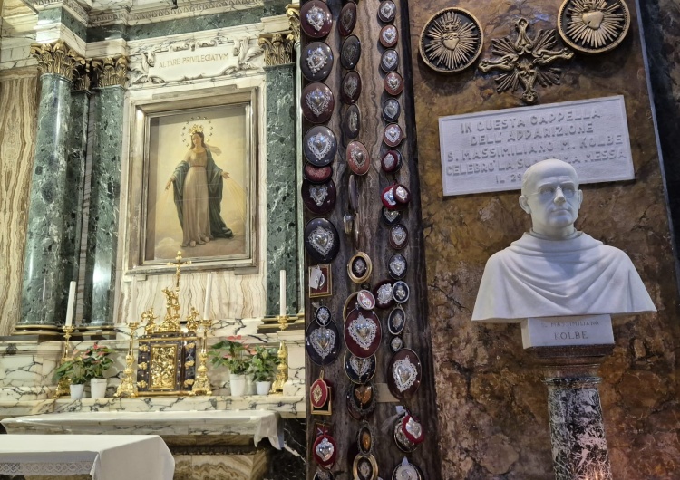 Tablica z popiersiem św. Maksymiliana Kolbe w Rzymie Ślady św. Maksymiliana Kolbego w Rzymie