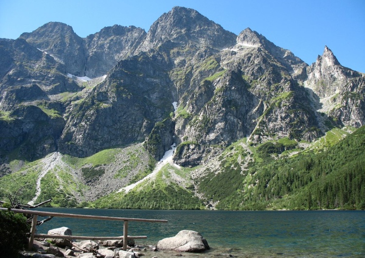 Morskie Oko Pijany bez butów wybrał się do Morskiego Oka. Przez pomyłkę dotarł na Słowację