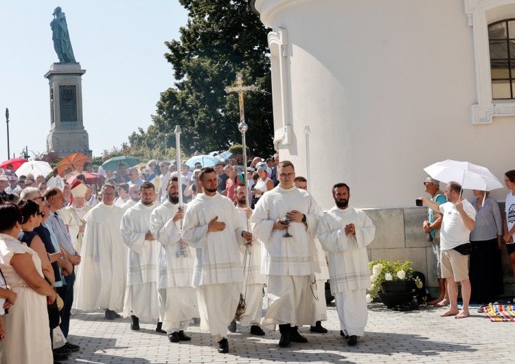 Suma pontyfikalna na Jasnej Górze, gdzie rozpoczęły się główne uroczystości święta Wniebowzięcia NMP Jasna Góra: Suma odpustowa w uroczystość Wniebowzięcia NMP