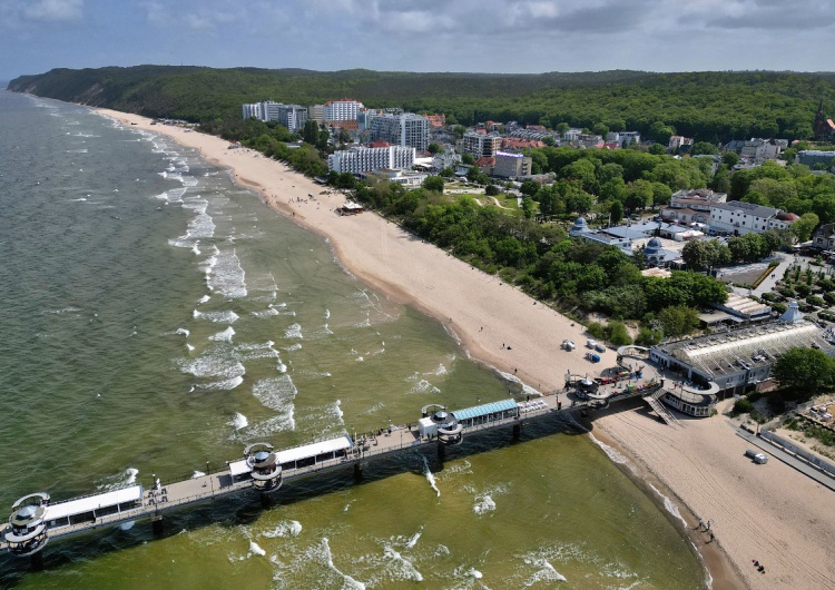 Molo, plaża i zabudowa pensjonatowo-hotelowa w Międzyzdrojach Śmiertelne zagrożenie nad Bałtykiem. Nowe ostrzeżenia w Międzyzdrojach
