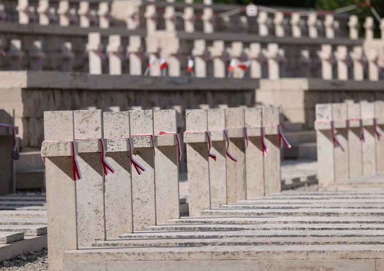 Polski Cmentarz Wojenny na Monte Cassino Placówka Schenpfa zapomniała o Święcie Wojska Polskiego? Relacja z polskiego cmentarza pod Monte Cassino