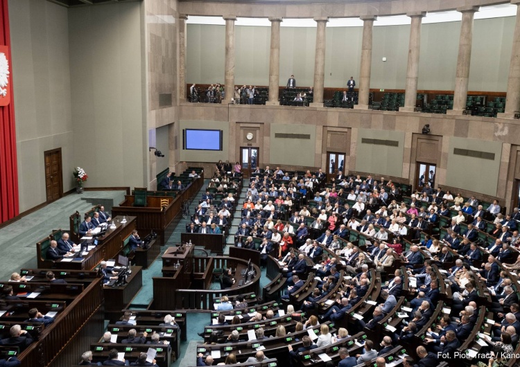 Sejm RP PiS z największym wzrostem poparcia, ale KO na czele zestawienia. Zobacz najnowszy sondaż
