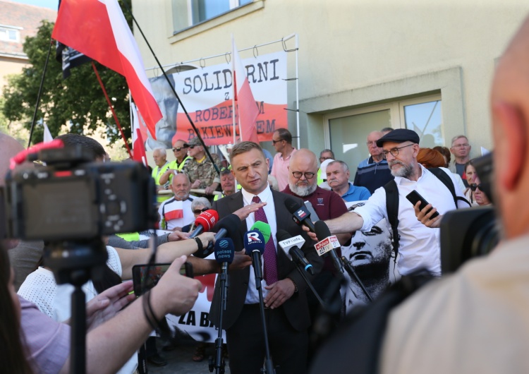 Robert Bąkiewicz „To polityczna próba zastraszenia i odsunięcia nas od działań na granicy”. Robert Bąkiewicz zabiera głos ws. decyzji prokuratury