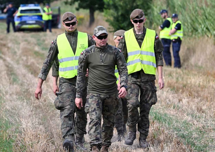 Służby zabiezpieczają teren pola kukurydzy w miejscowości Osiny Eksplozja w Osinach. Prokuratura potwierdza