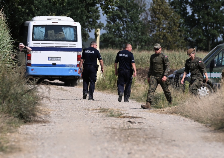Służby zabiezpieczają teren pola kukurydzy w miejscowości Osiny, na które spadł niezidentyfikowany obiekt Eksplozja w Osinach. Nowe informacje