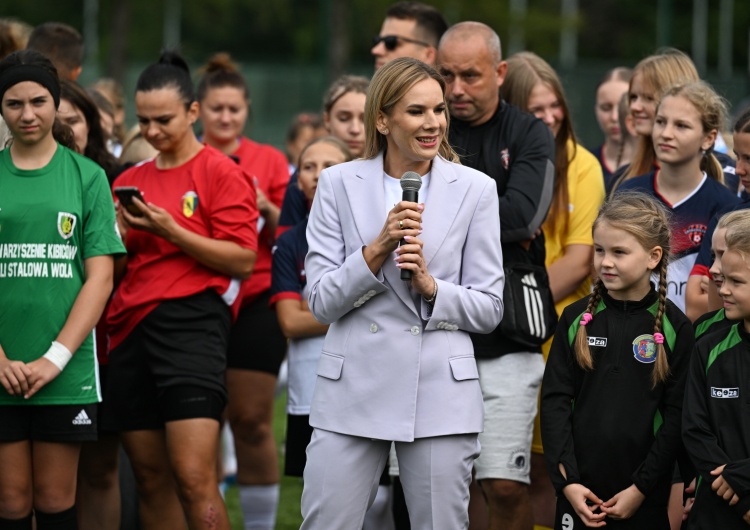 Pierwsza dama RP Marta Nawrocka podczas oficjalnego rozpoczęcia IV Podkarpackiego Festiwalu Piłki Nożnej Kobiecej Pierwsza dama RP w swoim pierwszym oficjalnym wystąpieniu