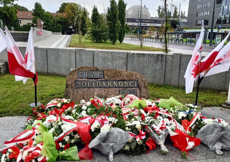 Plac Solidarności w Olsztynie Olsztyn. Uczczono 45. rocznicę powstania NSZZ