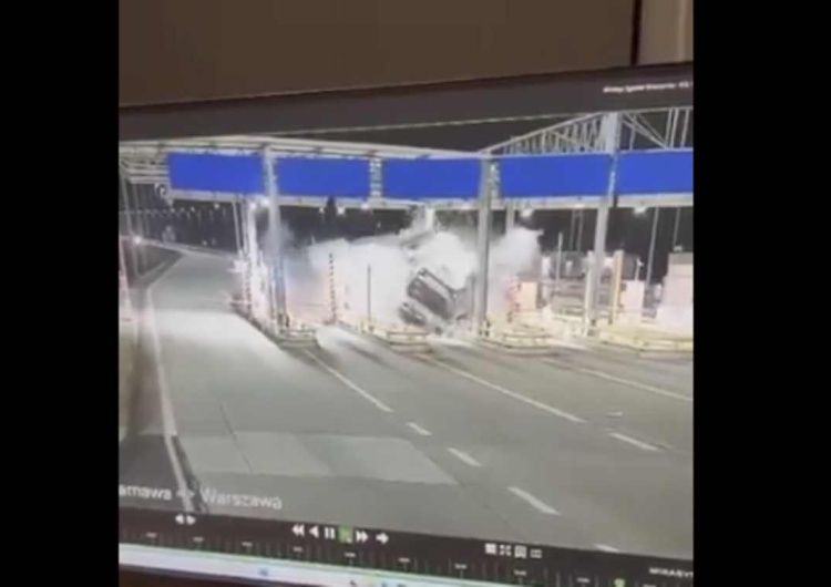 Moment wypadku zarejestrowany przez kamery monitoringu Ciężarówka w płomieniach na bramce A2. Wstrząsające nagranie z wypadku