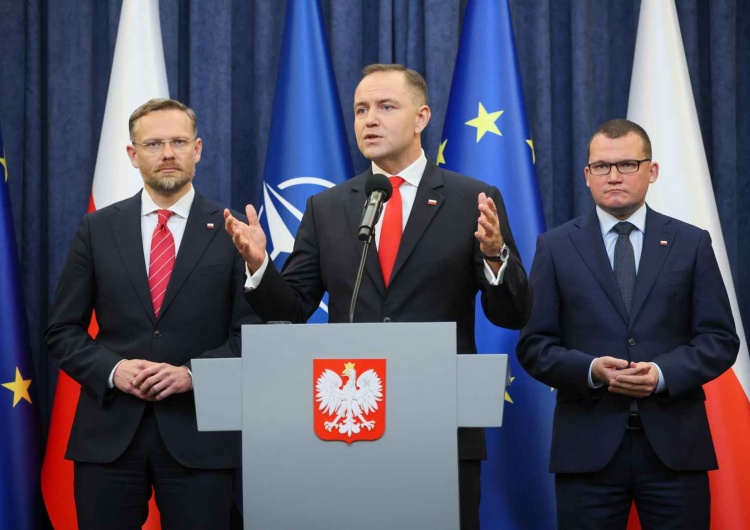 Prezydent Karol Nawrocki ze swoimi ministrami Zbigniewem Boguckim i Pawłem Szefernakerem podczas konferencji prasowej Jest decyzja prezydenta ws. obniżenia kar za przestępstwa skarbowe