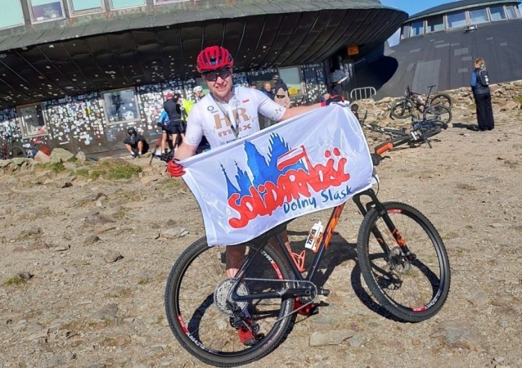 Tomasz Lewicki Wjechał na Śnieżkę z flagą Solidarności