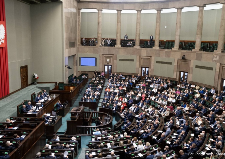 Obrady Sejmu RP PiS na czele, KO z potężnym spadkiem, Konfederacja rośnie. Zobacz najnowszy sondaż