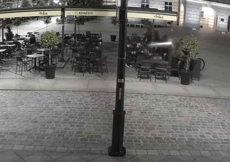 Mężczyzna strzelił w kierunku ludzi w centrum Kalisza Strzelał do ludzi w centrum Kalisza, wkrótce potem zginął. Ujawniono nagranie