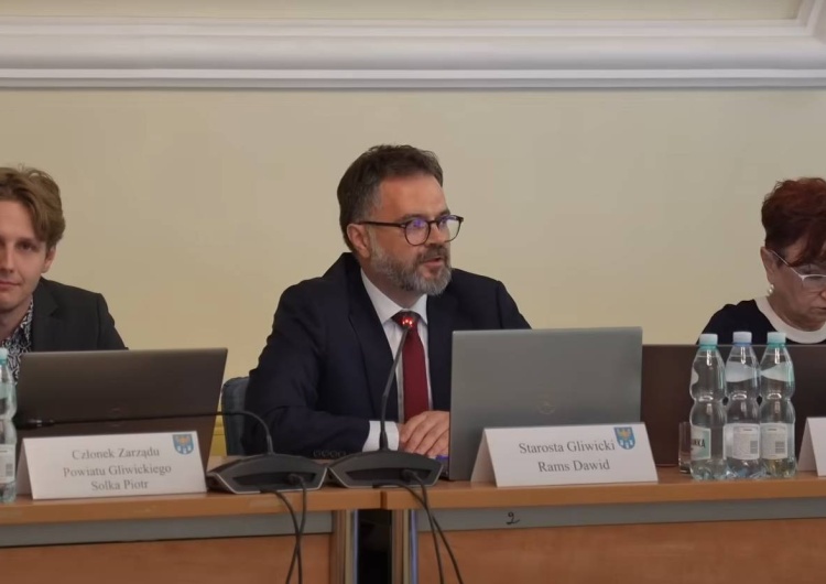 Dawid Rams (w środku) Starosta gliwicki z Koalicji Obywatelskiej odwołany