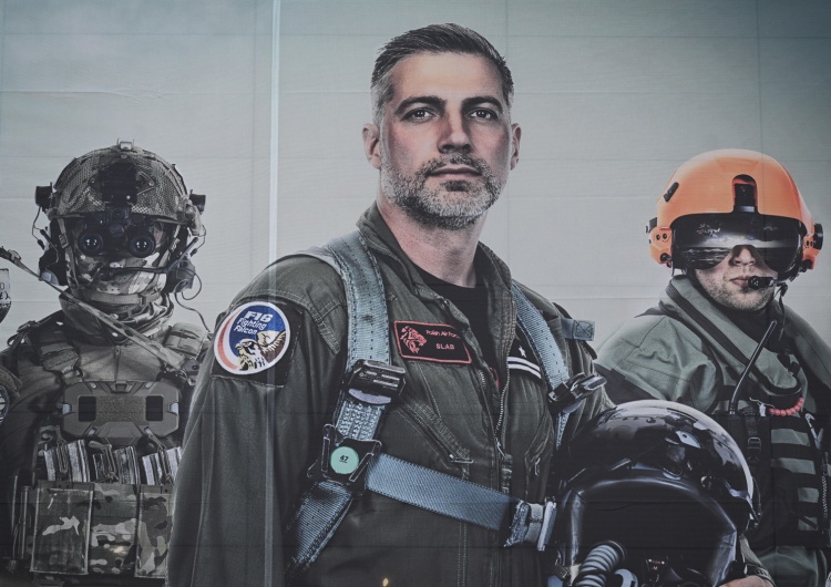 Plakat z pilotem Wojska Polskiego majorem Maciejem „Slab” Krakowianem Przyczyny katastrofy F-16. Rzecznik Dowództwa Generalnego RSZ zabiera głos