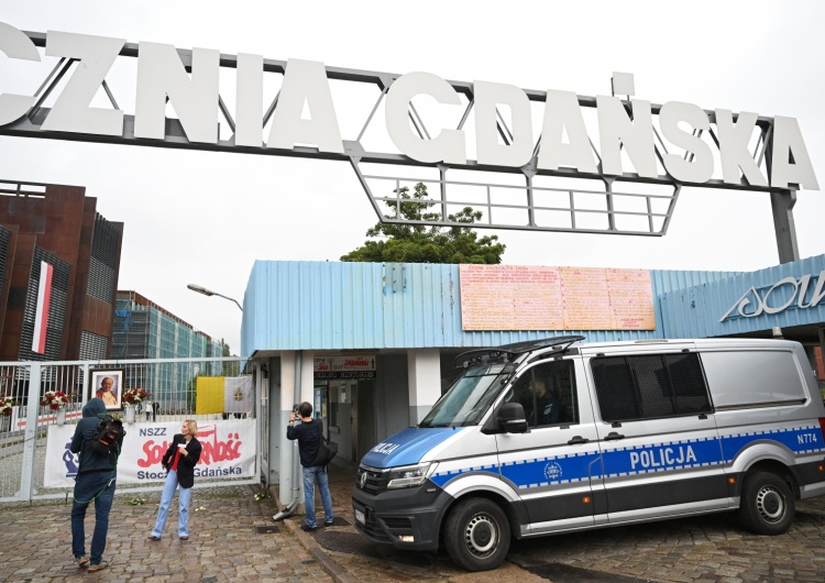 Brama nr 2 Stoczni Gdańskiej Brama nr 2 Stoczni Gdańskiej zaatakowana przez aktywistów Ostatniego Pokolenia