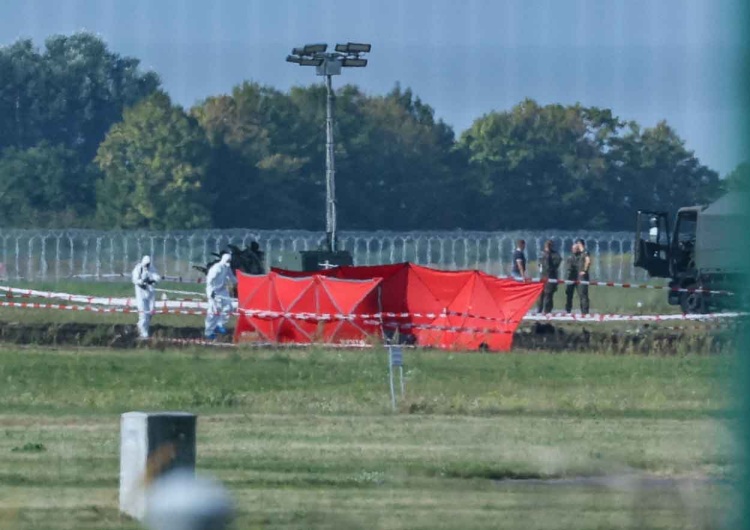 Miejsce katastrofy F-16 na terenie 42. Bazy Lotnictwa Szkolnego w Radomiu TVN24 ujawnił nagrania rzekomo z katastrofy F-16 w Radomiu. Jest reakcja prokuratury