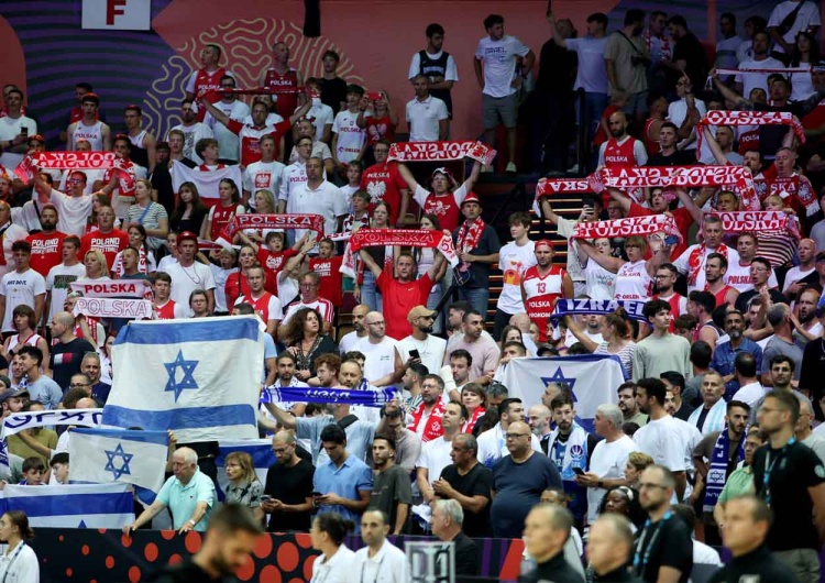 Polscy i izraelscy kibice przed meczem grupy D mistrzostw Europy koszykarzy Mecz Polska–Izrael. Hymn Izraela wygwizdany, na trybunach flagi Palestyny