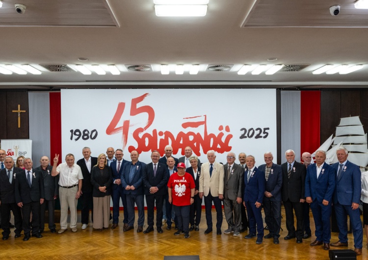 Uroczystość wręczenia Krzyży Wolności i Solidarności W historycznej Sali BHP Stoczni Gdańskiej wręczono Krzyże Wolności i Solidarności