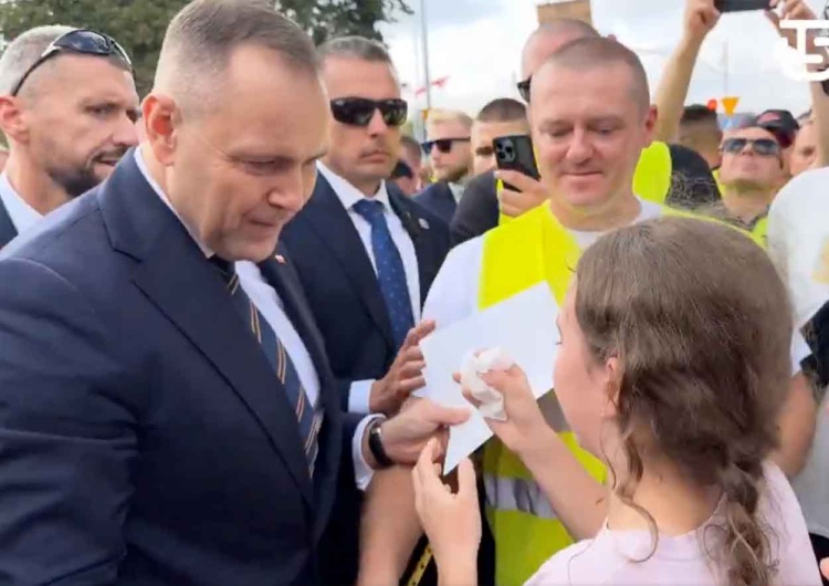 Prezydent nie przeszedł obojętnie wobec łez młodej damy na obchodach 45-lecia NSZZ Solidarność